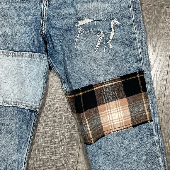 Hollister Ultra High Rise Mom Jeans Patch ripped Size 28 - Picture 6 of 7